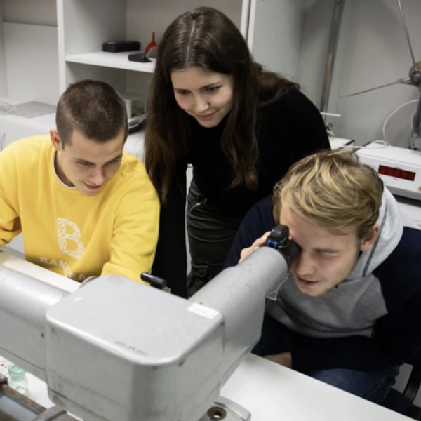 jaunieji tyrejai dirba